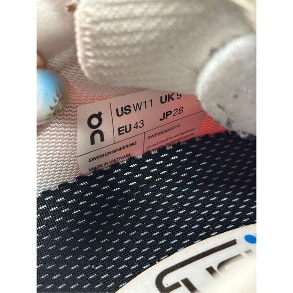 On Running Cloudeclipse - Women's 11 - Picture 12 of 13